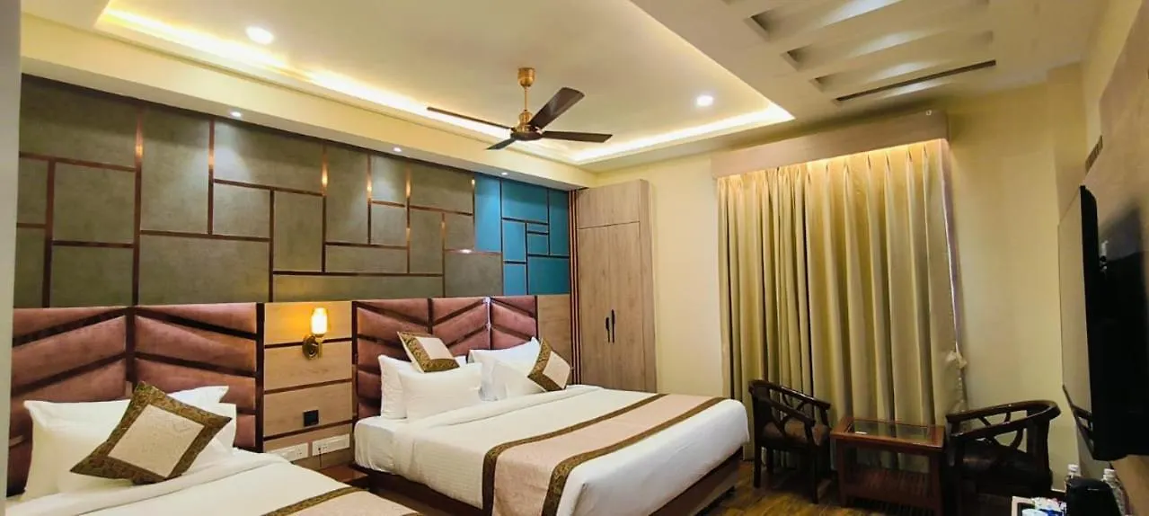 **** Hotel Varanasi Square Inn Hotel- Parking , Lift Indien